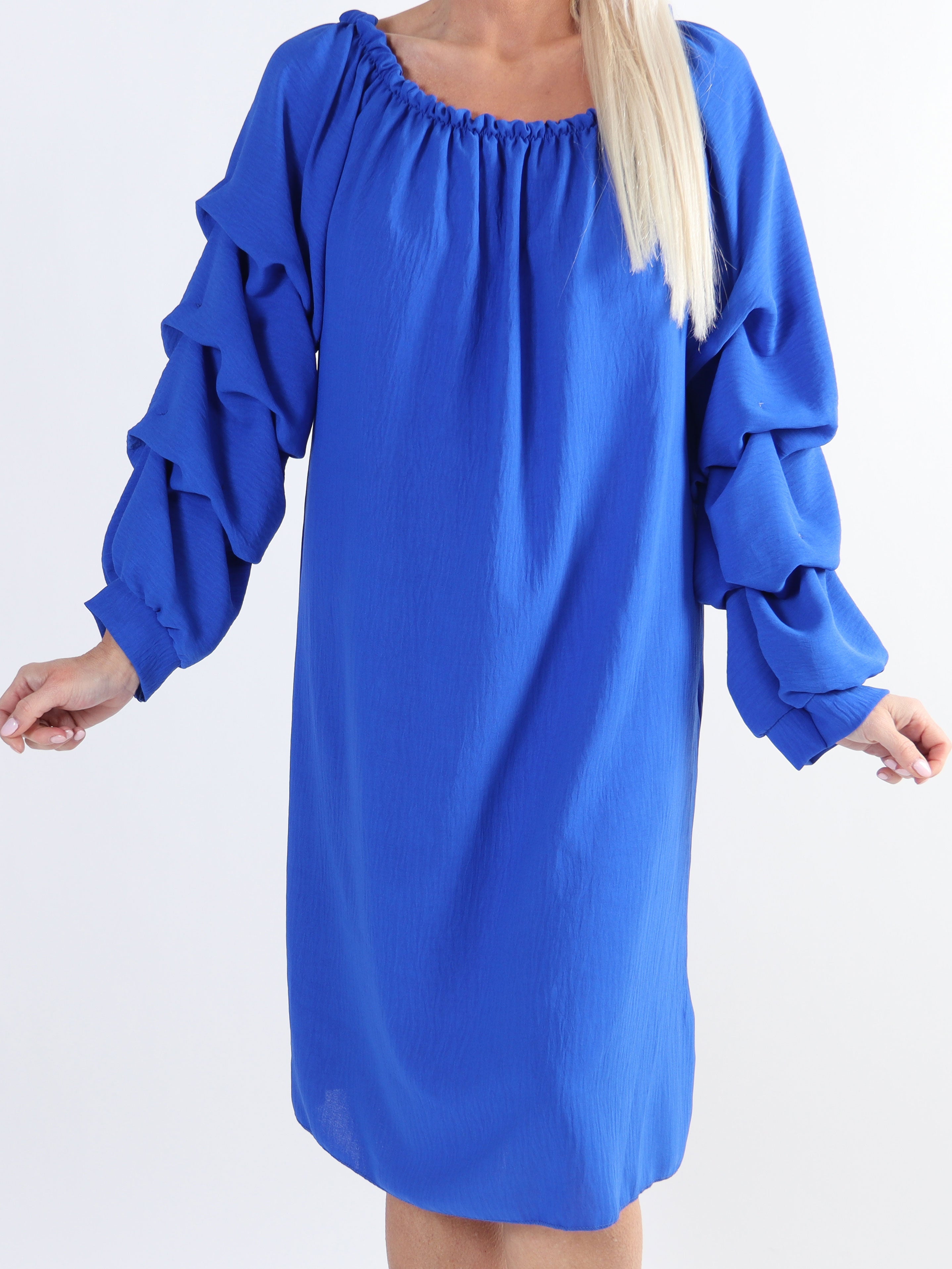 Joanna - Klänning i viskos med rynkad ärm i stora storlekar